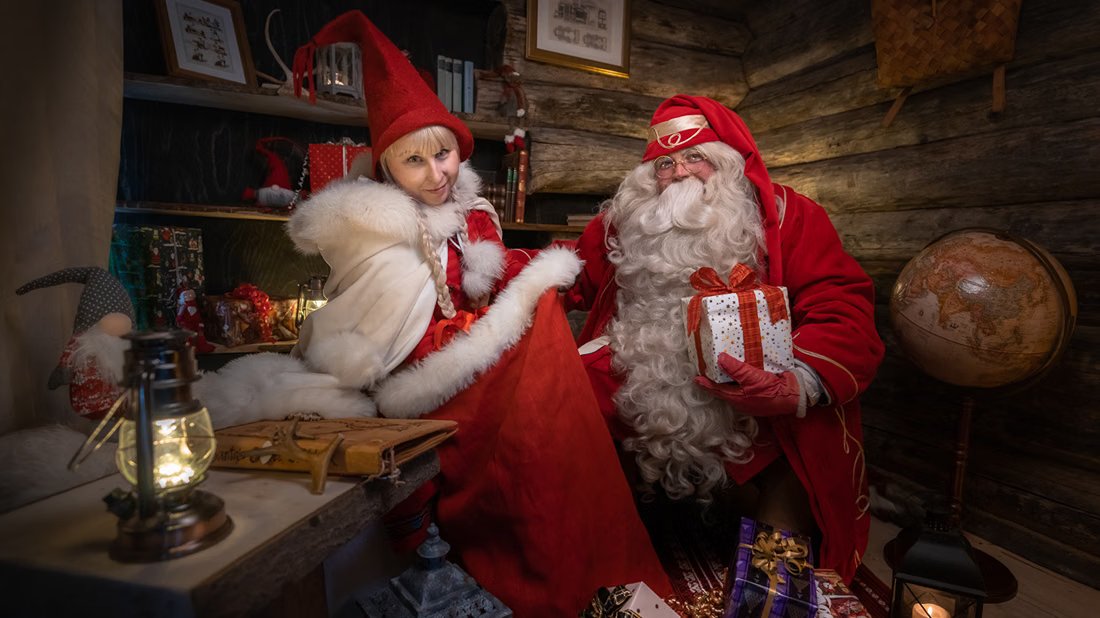 Papá Noel y Mamá Noel en una acogedora cabaña