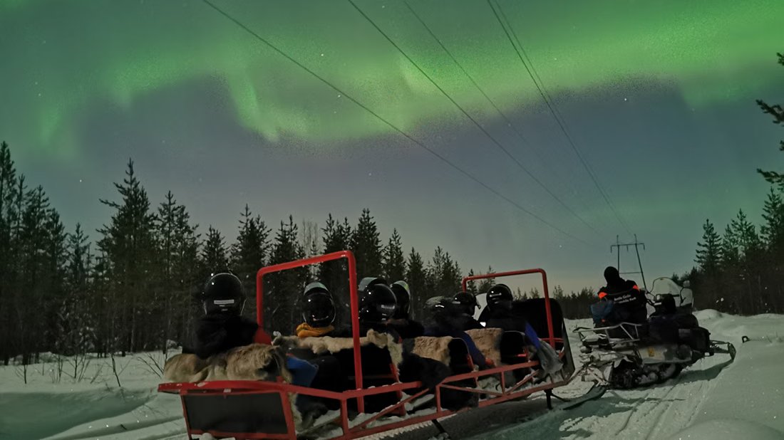Paseo en trineo bajo las auroras boreales