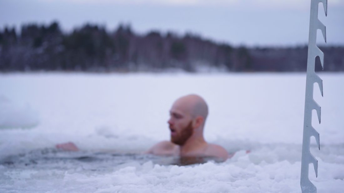 Voyageur se baignant dans l’eau glacée de la rivière