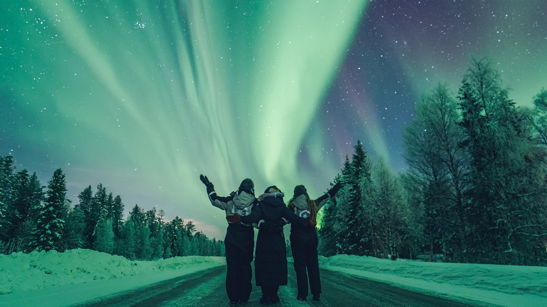 Visitantes bajo brillantes auroras boreales