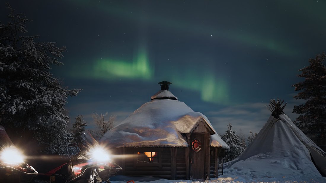 Nordlichter über einer Hütte in der Wildnis