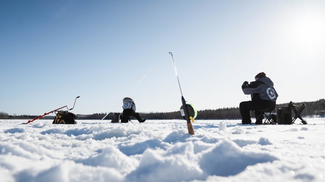 Pesca en hielo en un lago helado