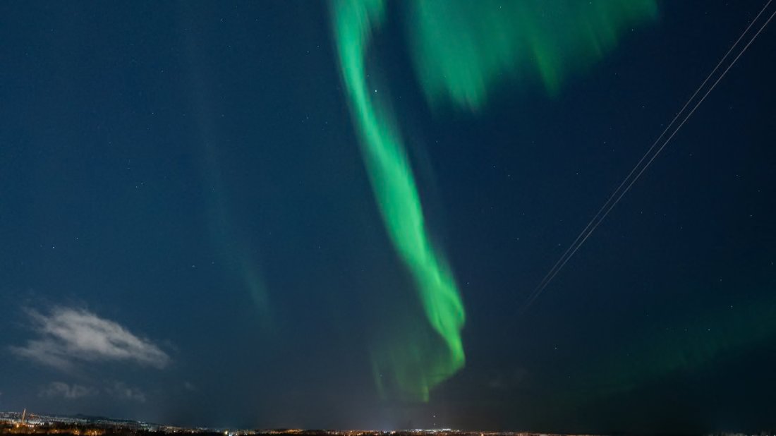 Nordlichter über dem See an der Sauna