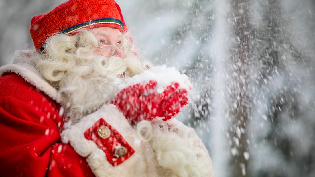 Der Weihnachtsmann winkt im Schnee