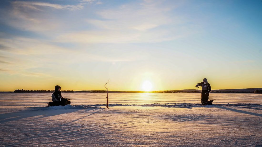 Eisangler bei Sonnenuntergang