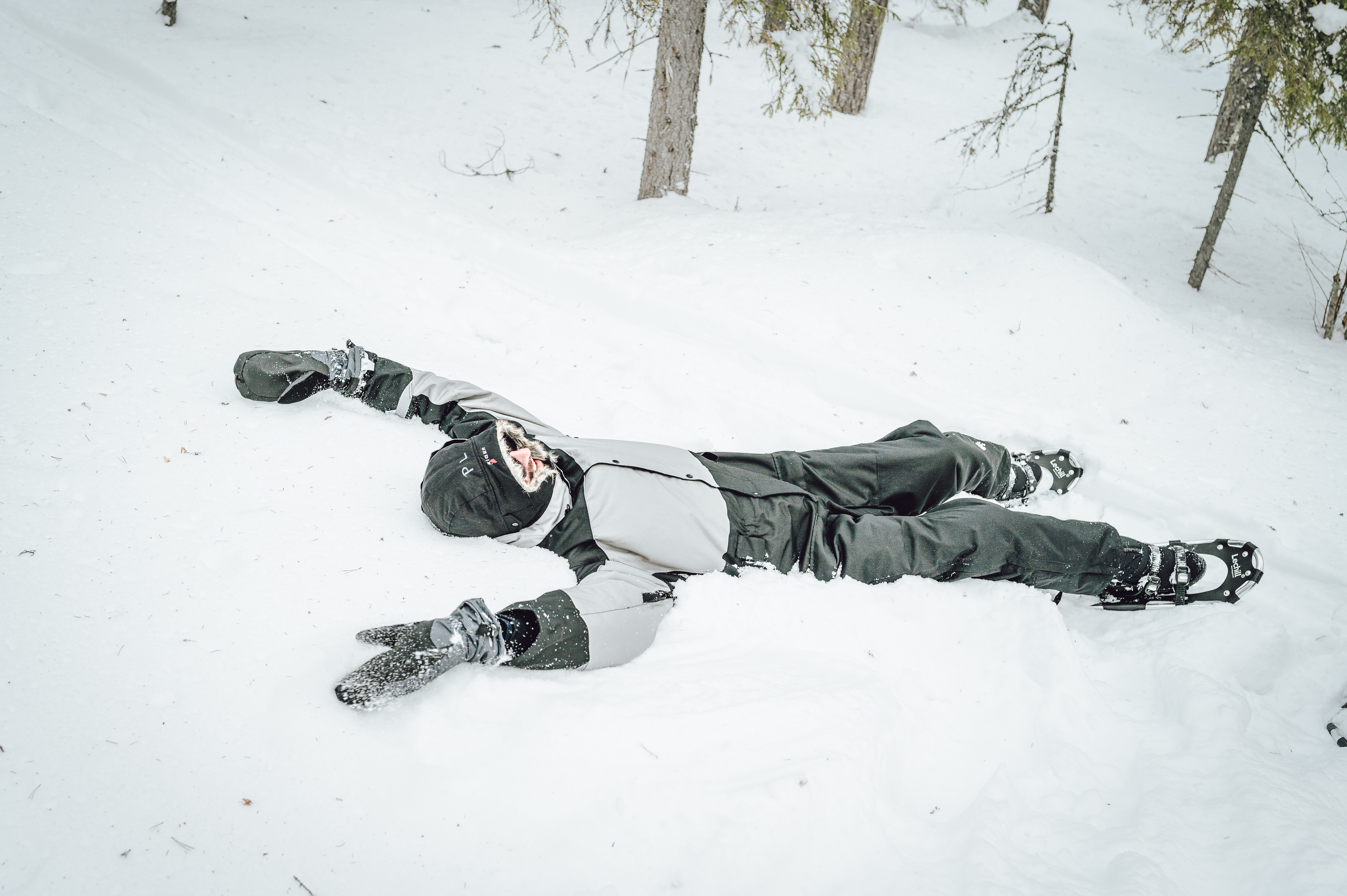 Gast ligt in diepe, zachte sneeuw